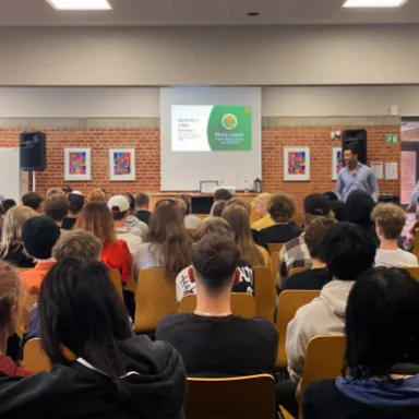 Audience listning to Meta Learn presentation