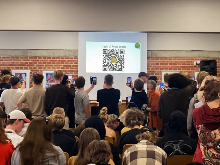 Audience scaning QR-code to get full access to the Meta Learn app