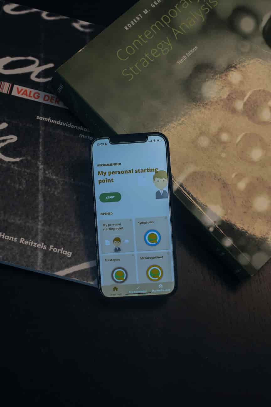 Bøker på bordet med Meta Learn-appen på toppen