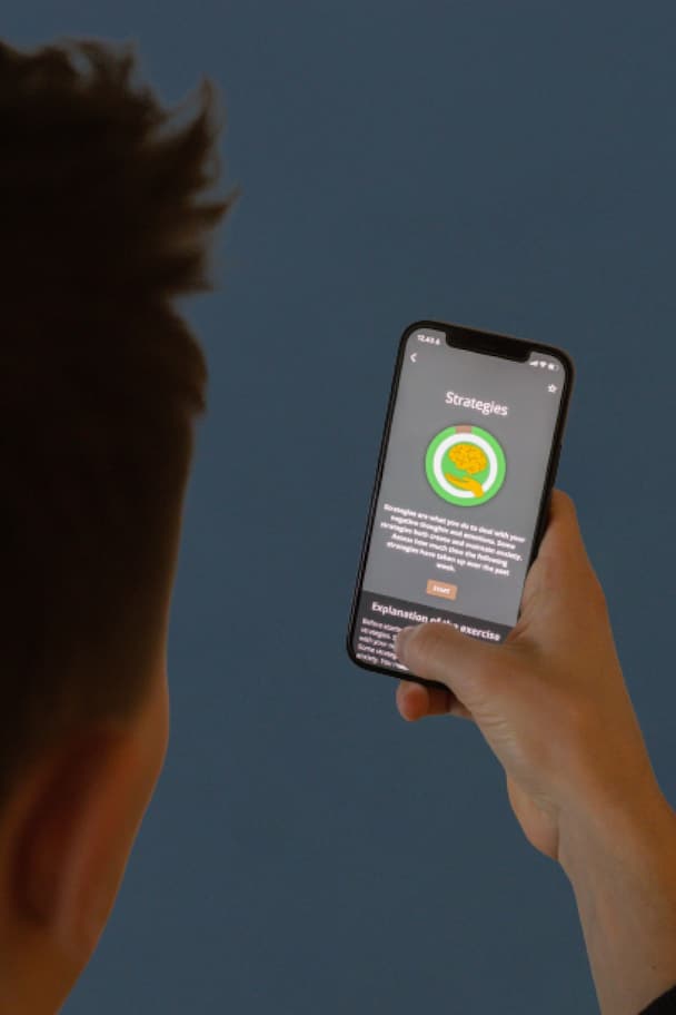 En mand, der holder en telefon med Meta Learn-appen.