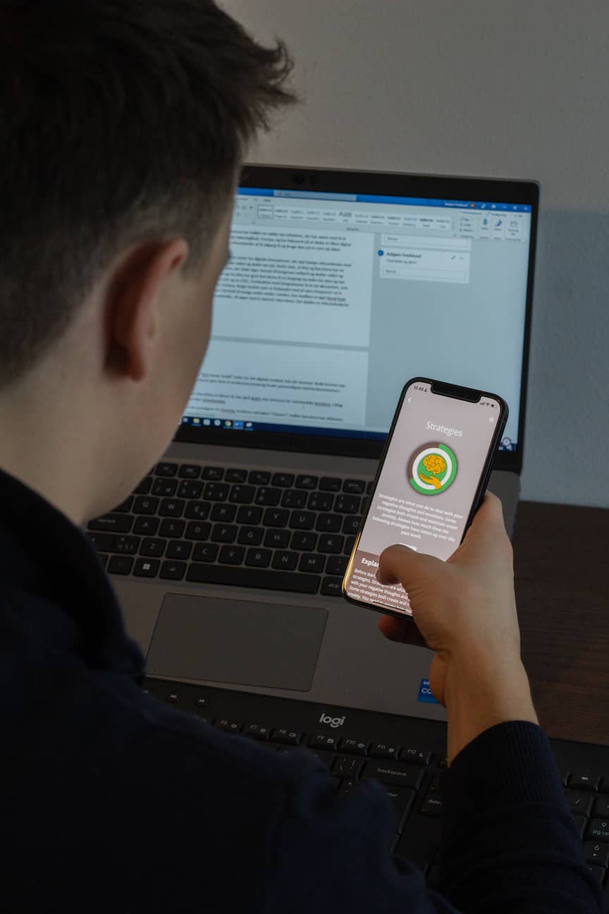 Mand holder Meta Learn-appen, mens han studerer.