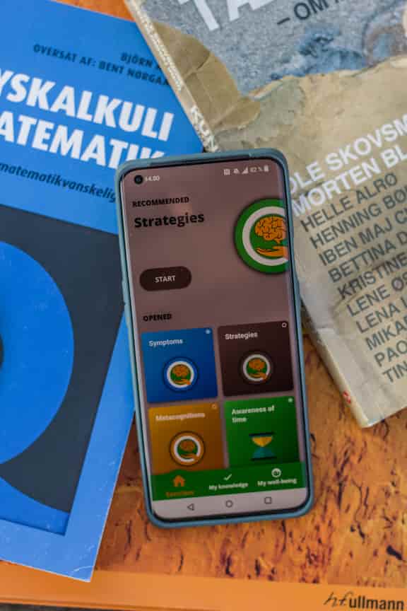 Bøgerne på bordet med Meta Learn-appen ovenpå