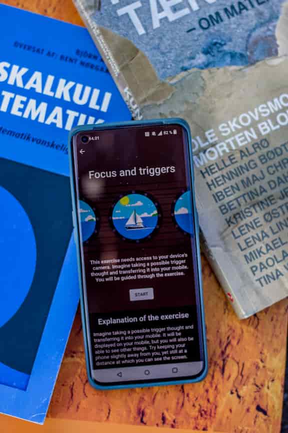 Mand der holder Meta Learn appen mens han studerer