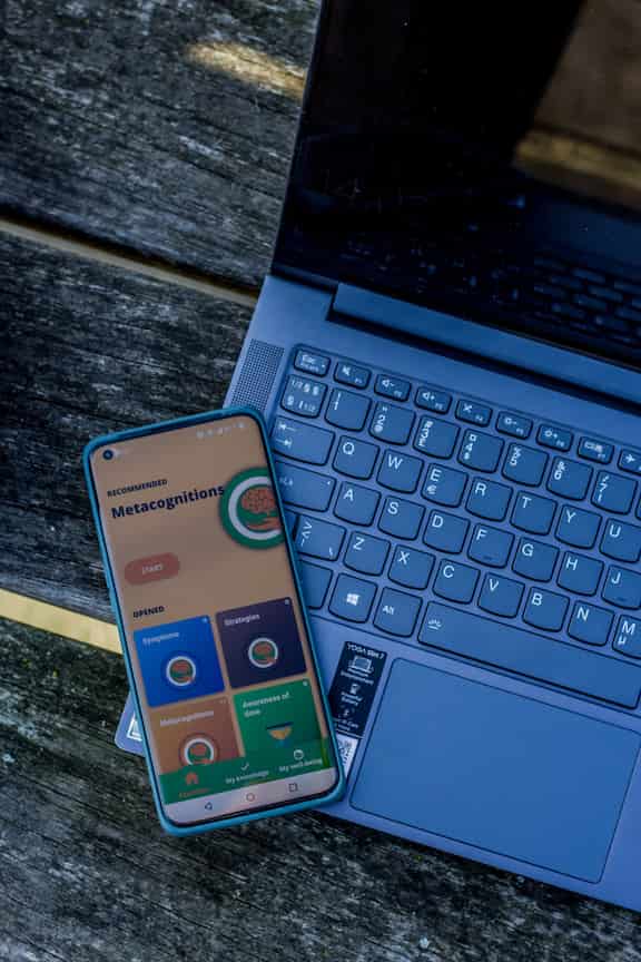 Laptop med Meta Learn-appen ovenpå