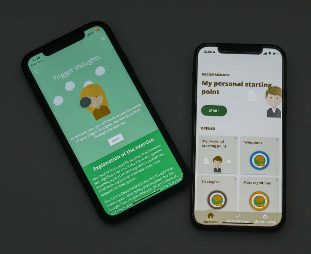 Telefoner på bordet med appen åben